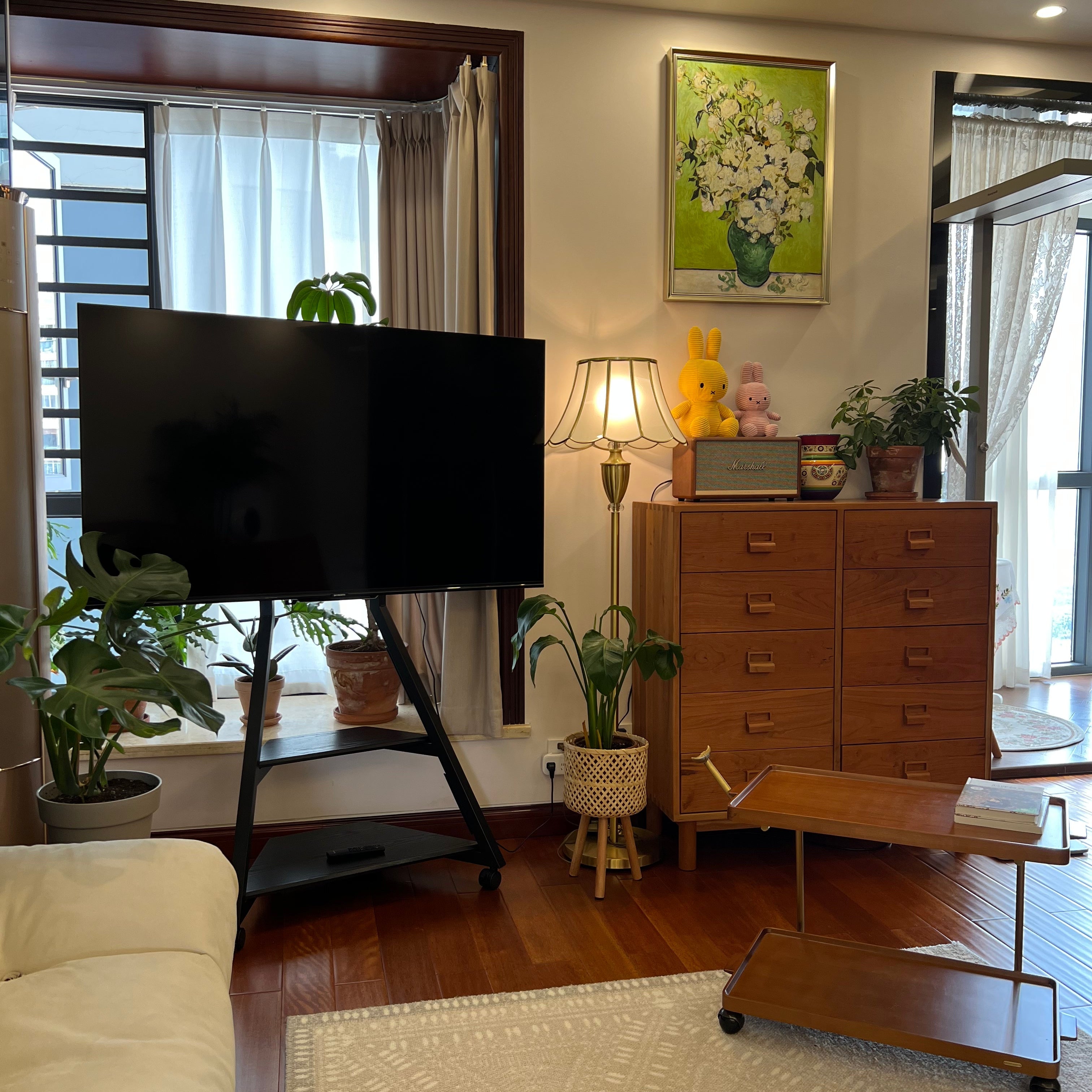 tv stand-schwarz-zuhause